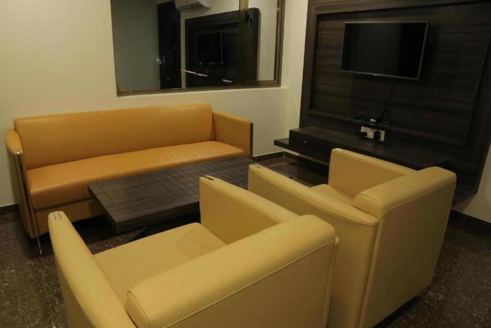 Hotel Roma Kristo Dwārka エクステリア 写真