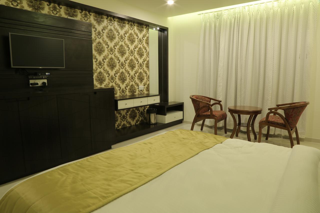 Hotel Roma Kristo Dwārka エクステリア 写真