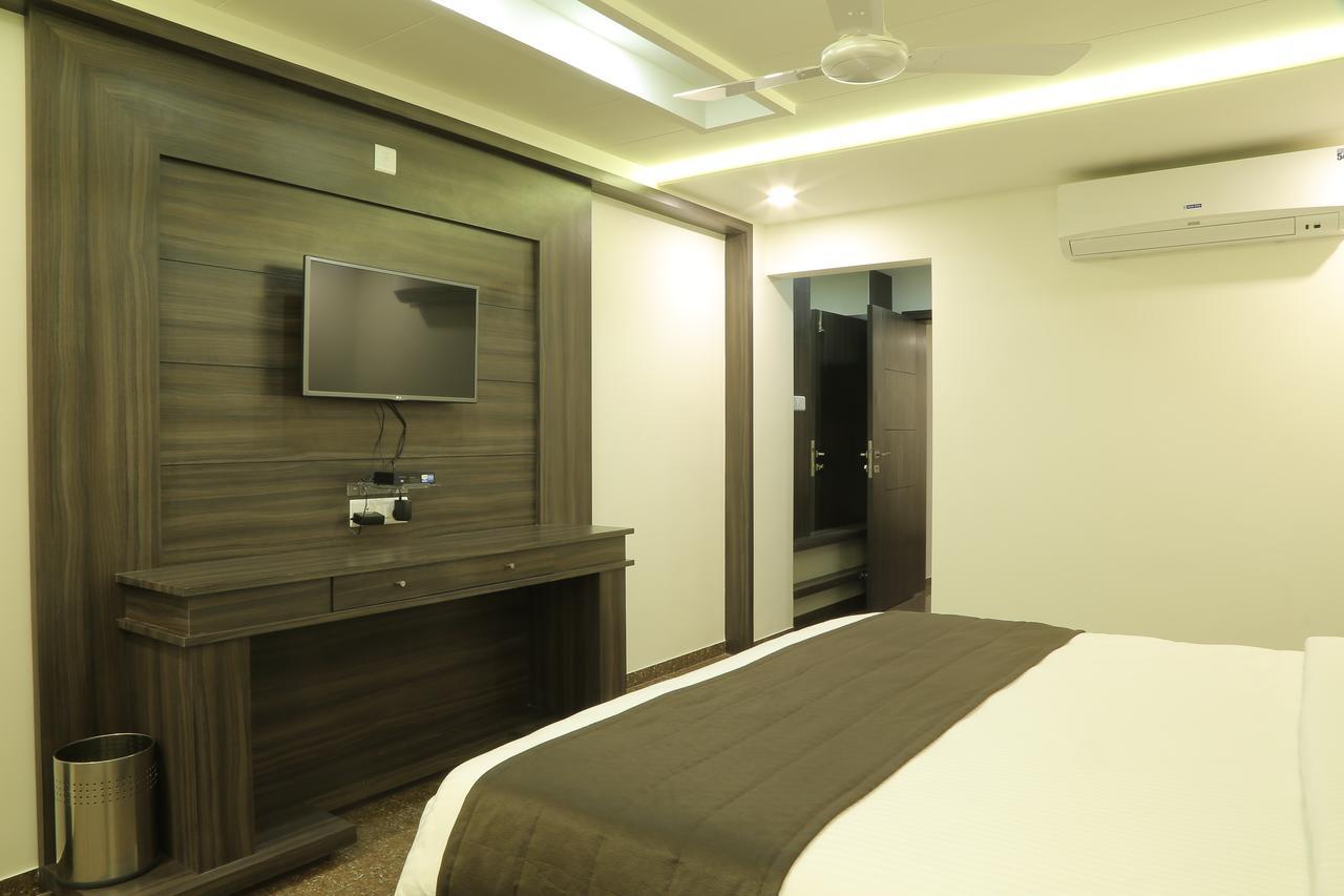 Hotel Roma Kristo Dwārka エクステリア 写真