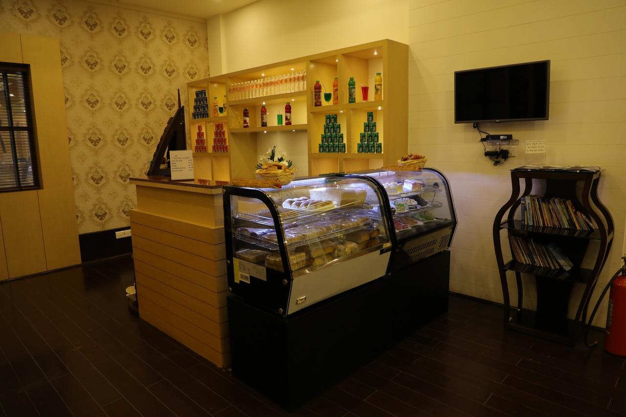 Hotel Roma Kristo Dwārka エクステリア 写真