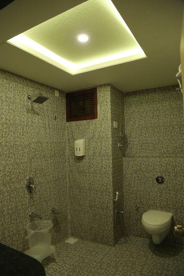 Hotel Roma Kristo Dwārka エクステリア 写真